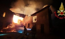 A fuoco una cascina di Castenedolo, vigili al lavoro per domare le fiamme nel fienile