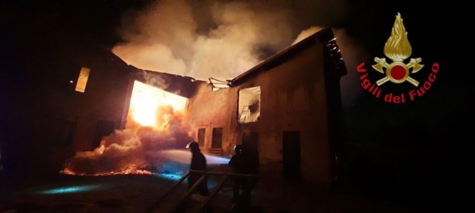 A fuoco una cascina di Castenedolo, vigili al lavoro per domare le fiamme nel fienile