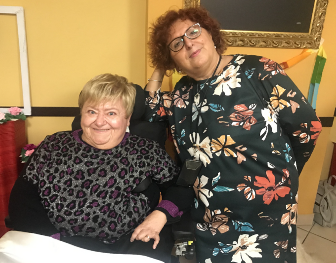 A 70 anni è la donna affetta da Sma più longeva d’Italia, il segreto di Carla? “Pensare agli altri”