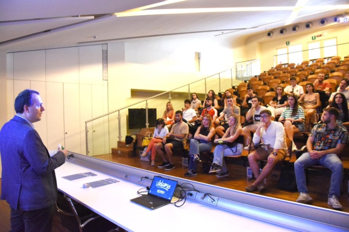 Omnibus Card: il comune consegna agli studenti Erasmus gli abbonamenti gratuiti