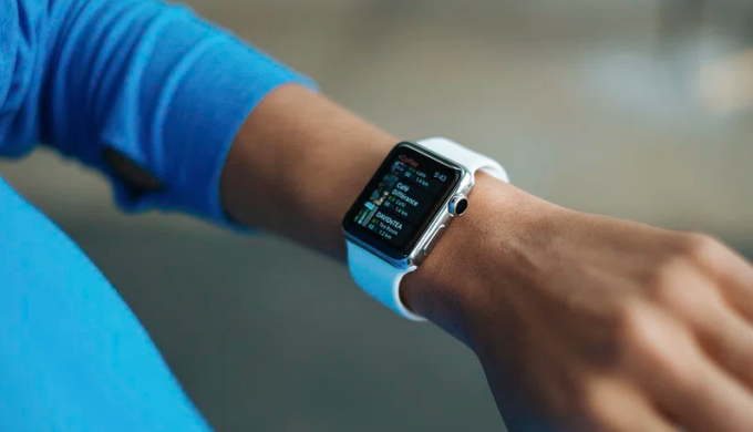 Propone ad un ispettore della Polizia uno smartwatch ad un prezzo stracciato: scoperta la truffa