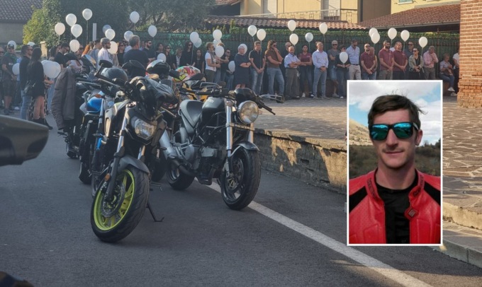 Palloncini bianchi e motociclette per l’addio a Rudy Ferrari, morto in moto a 31 anni