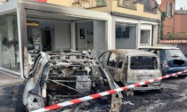 Auto in fiamme davanti alla pizzeria, due mezzi distrutti
