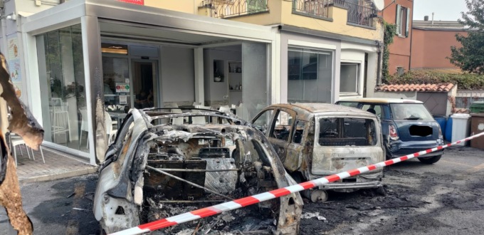 Auto in fiamme davanti alla pizzeria, due mezzi distrutti