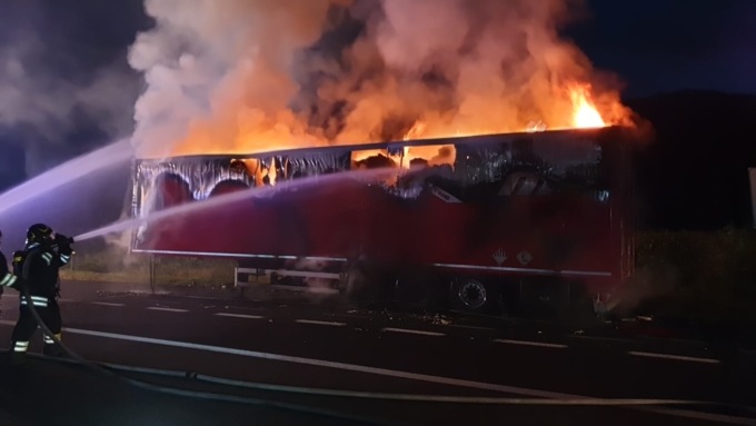 Tir in fiamme sulla A4, traffico bloccato tra Palazzolo e Rovato
