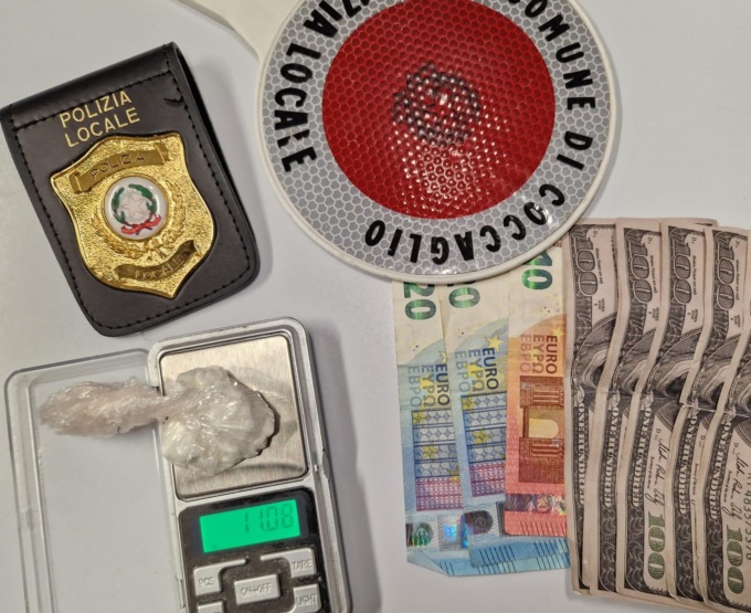 Vede la Polizia Locale e prova a scappare con la droga, arrestato un 26enne