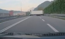 Inversione a U con il camion sulla superstrada: il video folle