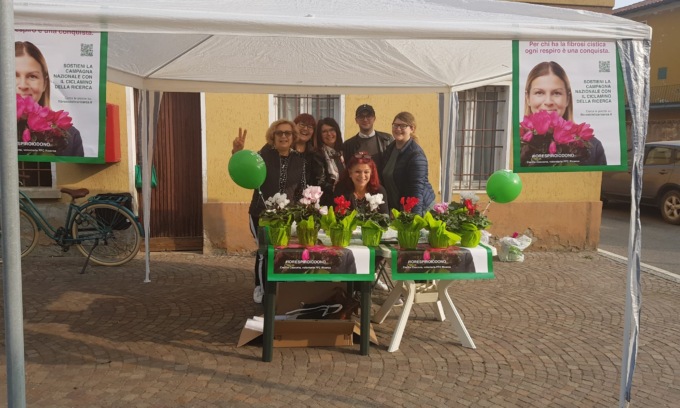 Fibrosi cistica: i ciclamini della ricerca in vendita nelle piazze