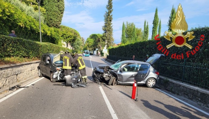 Frontale tra due veicoli a Gardone Riviera: tre le persone coinvolte