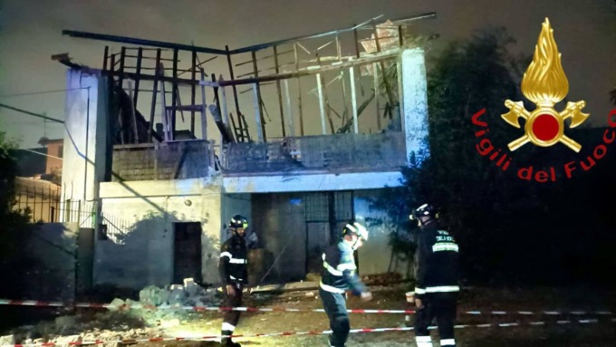 Crolla il tetto di una cascina abbandonata a Ospitaletto, evacuate 29 persone