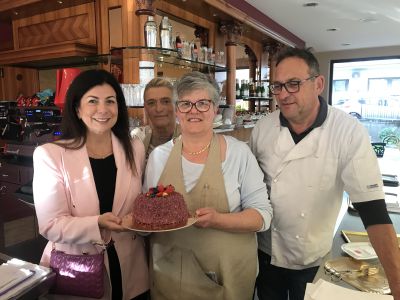 «Non ti scordar di me»: la torta che sostiene la ricerca sull’Alzheimer