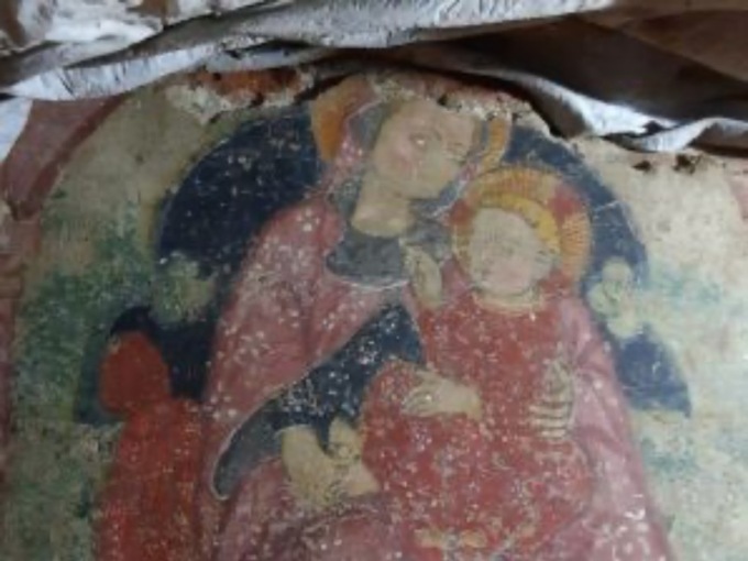 Trovato l’affresco di una Madonna con bambino a testa in giù