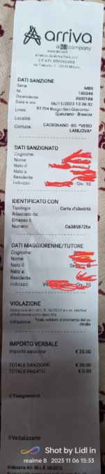 L’autobus è pieno, due studentesse non riesco a timbrare il biglietto: scatta la multa, ma anche la polemica