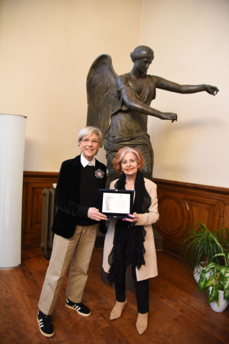 Palazzo Loggia: la sindaca Castelletti consegna ad Ivana Giannetti una targa di riconoscenza