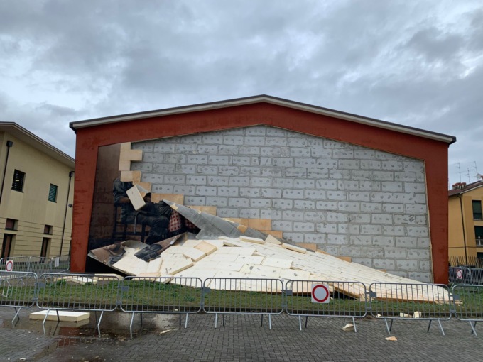 Il maltempo ha distrutto il mega murale delle scuole medie