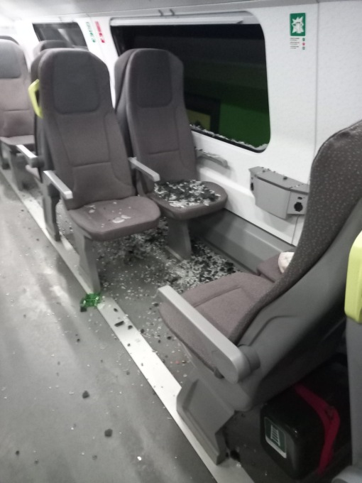 Treno Caravaggio vandalizzato a Brescia, possibili disagi sulla tratta Milano-Verona
