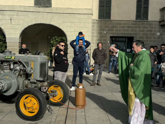 Rombo di motori e clacson, i trattori protagonisti del Ringraziamento