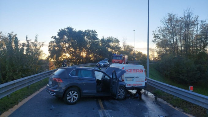 Scontro tra auto e furgone due persone in ospedale