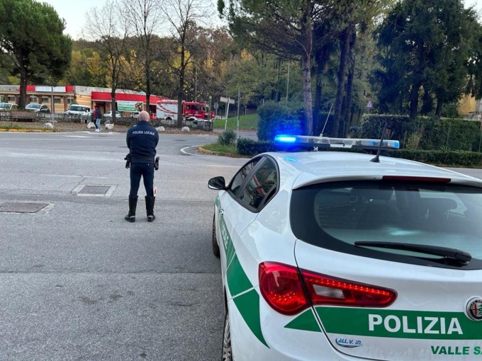 Circola con l’auto intestata ad un defunto e con patente scaduta da più di tre anni: beccato dalla Locale