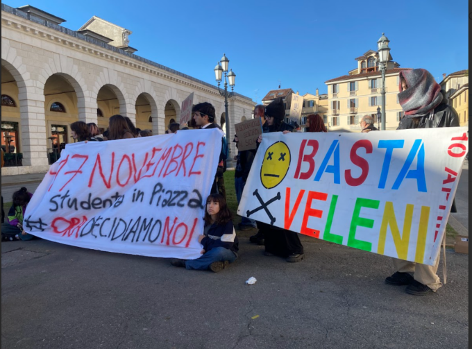 Brescia: gli studenti scendono in piazza per protestare contro “Una scuola indifferente”