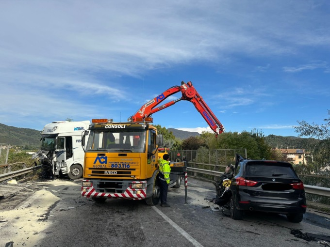 Scontro auto e mezzo pesante, muore un uomo