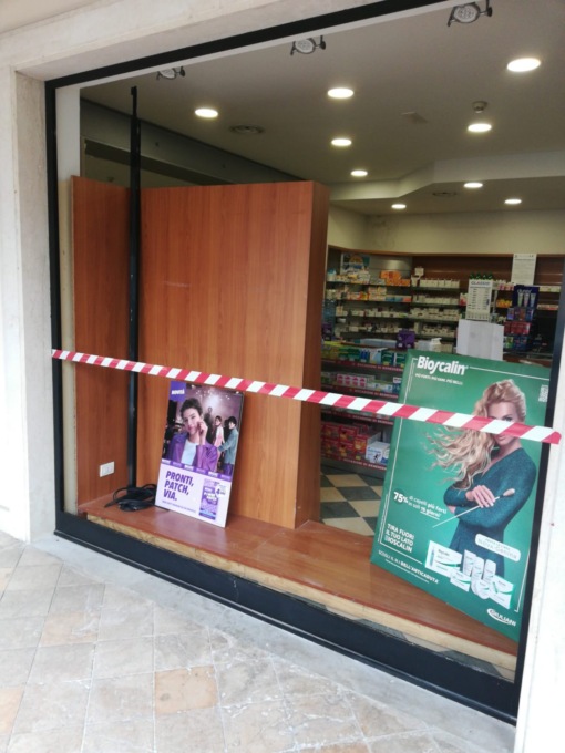 Tenta di rubare spaccando le vetrate con un tombino, arrestato