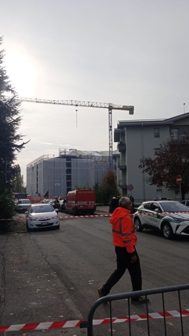 Quattro mesi senza stipendio: operai sulla gru minacciano di buttarsi