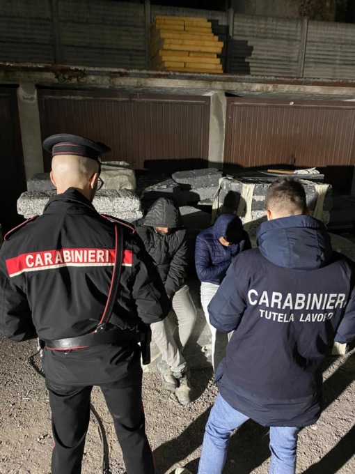 Protesta a Calcinato: scesi dalla gru i tre operai, stanno bene