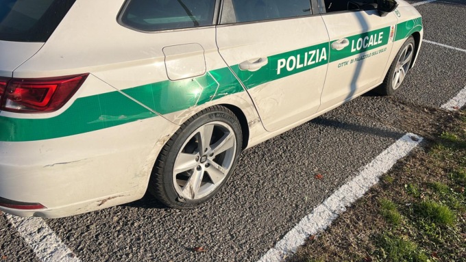 In fuga dalla Locale sull’auto rubata, sperona gli agenti ma viene arrestato