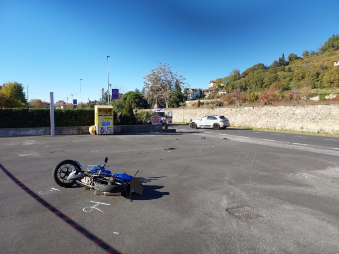 Scontro tra auto e moto davanti al distributore, ferito un 17enne