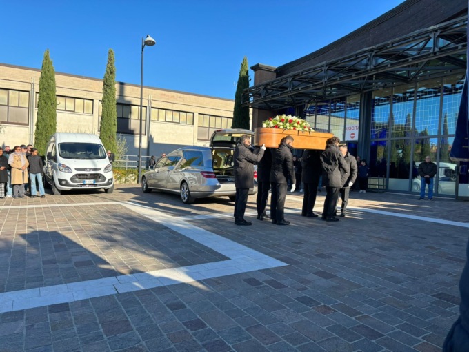 Chiesa gremita a Rivoltella per il funerale della 17enne Guia Moretti