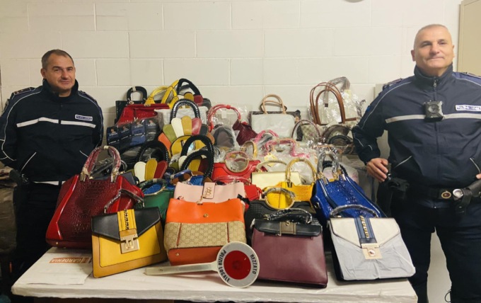 Abbigliamento e accessori contraffatti, la scoperta della Locale di Rezzato
