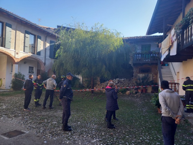 Crolla una casa disabitata, la preoccupazione dei vicini