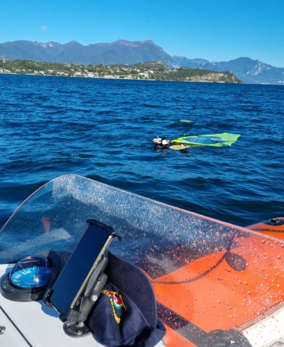 Windsurfista non rientra, interviene la Guardia Costiera che lo trova alla deriva