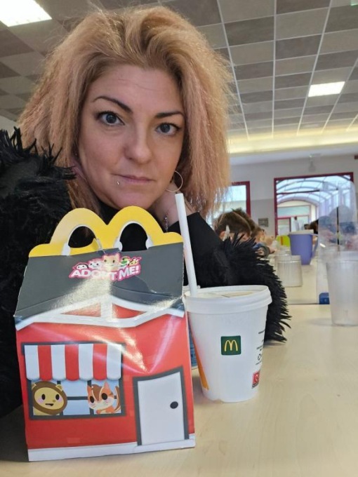 Niente pasto in mensa per l’educatrice, lei protesta con la box del “Mc”