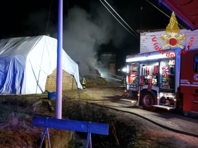 A fuoco un deposito di fieno a Castelmella