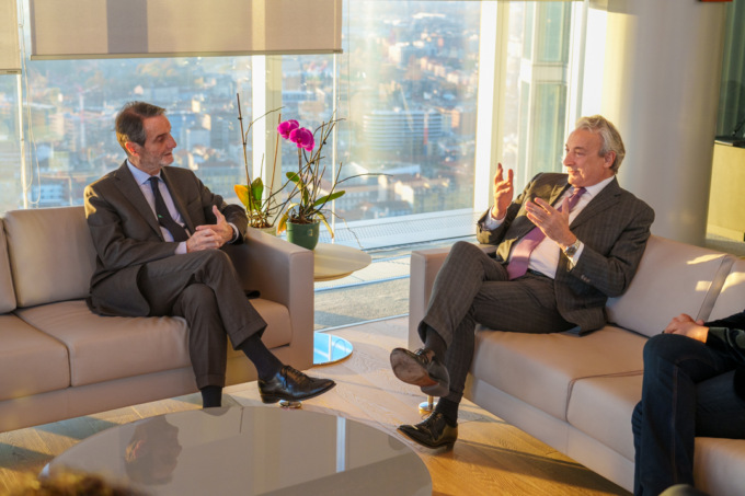 Feralpisalò: il presidente Pasini ha consegnato al governatore Fontana la terza maglia realizzata per questa stagione di Serie B