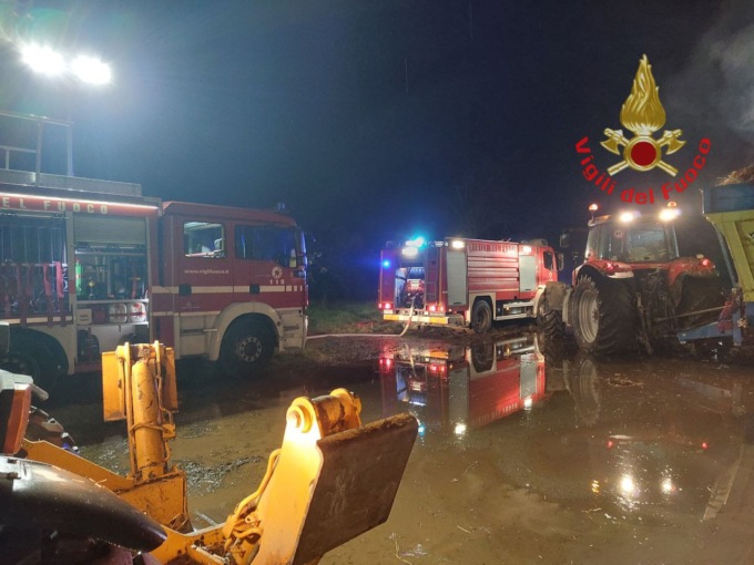Divampano le fiamme in un deposito di fieno a Remedello: l’intervento dei Vigili del Fuoco