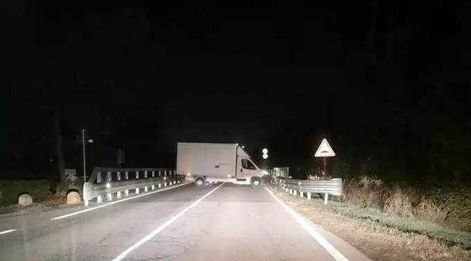 Furto in un magazzino di abbigliamento e strade bloccate con furgoni per garantirsi la fuga