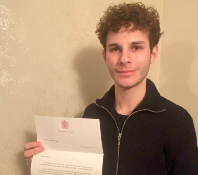 I versi del poeta orceano dedicati alla regina fanno commuovere re Carlo