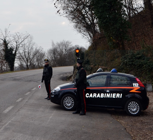 Folle inseguimento, noto pregiudicato non si ferma all’alt: nel suo zaino sostanza stupefacente