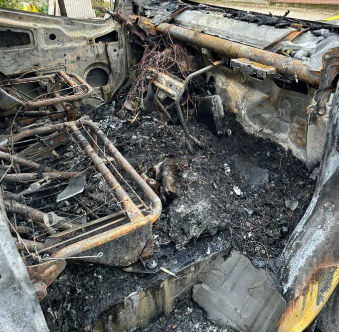 Dà fuoco all’autocarro di un conoscente, scatta la denuncia