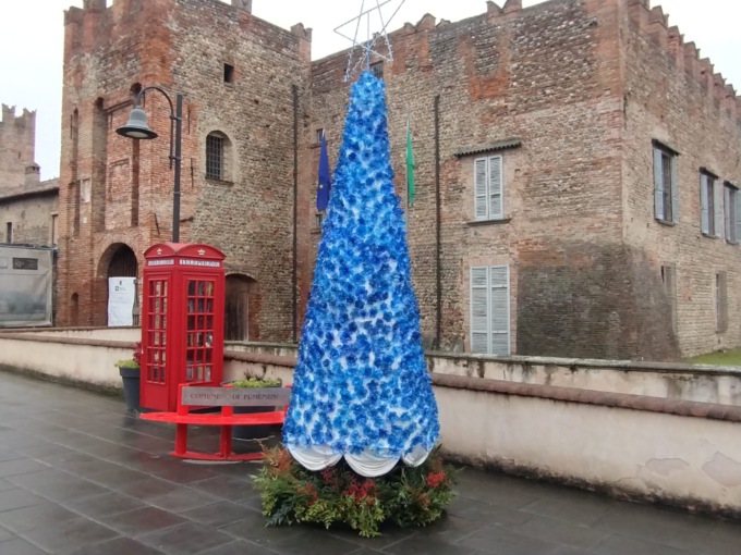 L’albero green delle ricamatrici dell’Oglio è fatto di bottiglie riciclate