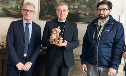 Confartigianato: consegnata al Vescovo Tremolada la nuova statuina del presepe 2023