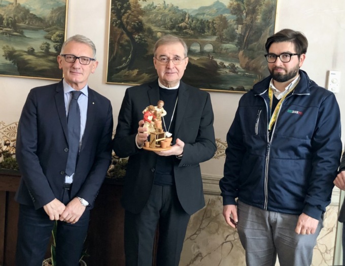 Confartigianato: consegnata al Vescovo Tremolada la nuova statuina del presepe 2023