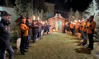 Tradizionale fiaccolata degli Alpini: accompagnato il bambin Gesù alla capanna