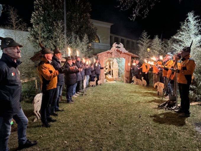 Tradizionale fiaccolata degli Alpini: accompagnato il bambin Gesù alla capanna