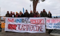 «Non è (più) un paese per residenti»: Collettivo in piazza contro la turistificazione