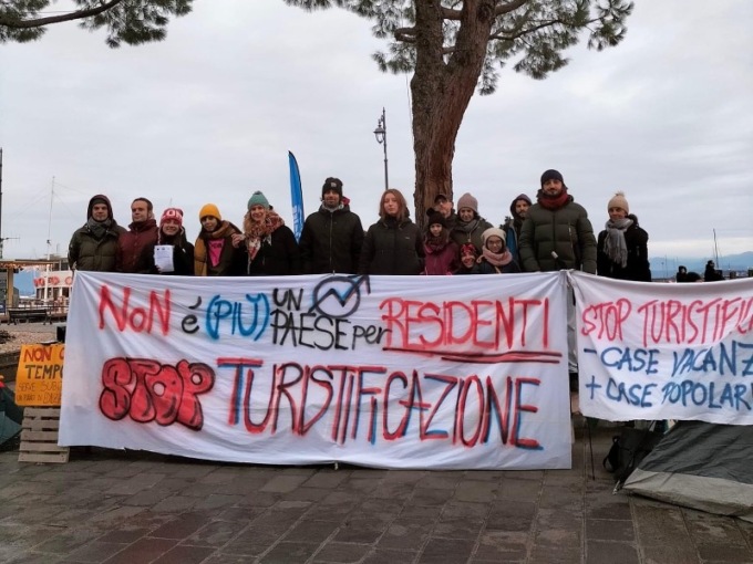 «Non è (più) un paese per residenti»: Collettivo in piazza contro la turistificazione