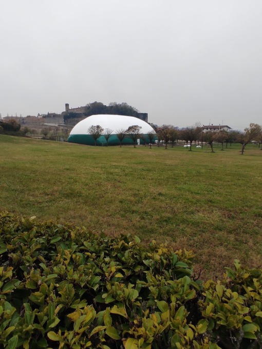 La copertura del campo padel scatena le polemiche